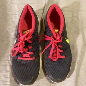 Women’s 7.5 Nike shoes
